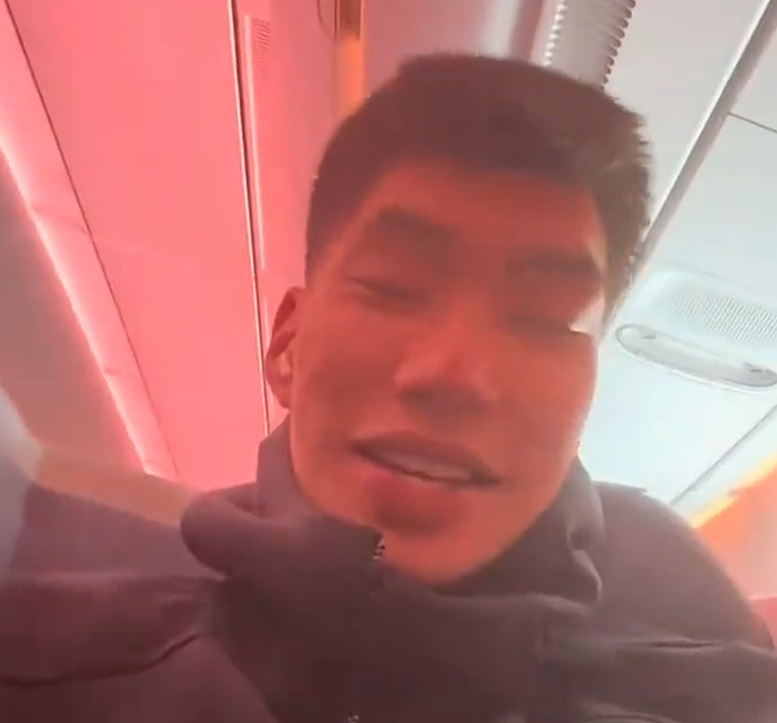 s15外围-余嘉豪公布万里驰援男篮vlog！亲承疲惫+头疼，连续转机看着就累|世预赛|比赛|飞机|巴塞罗那|冲绳_新浪新闻