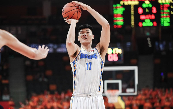 s15竞猜-签约麦基！周琦替补地位不保，场均3.6分白拿顶薪，明年合同到期|北京队|范子铭|中锋|贾维尔-麦基|北京首钢_新浪体育_新浪新闻