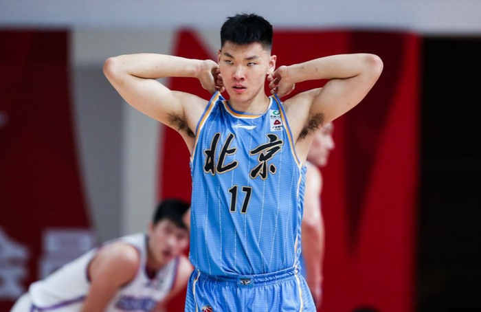 s15竞猜-签约麦基！周琦替补地位不保，场均3.6分白拿顶薪，明年合同到期|北京队|范子铭|中锋|贾维尔-麦基|北京首钢_新浪体育_新浪新闻