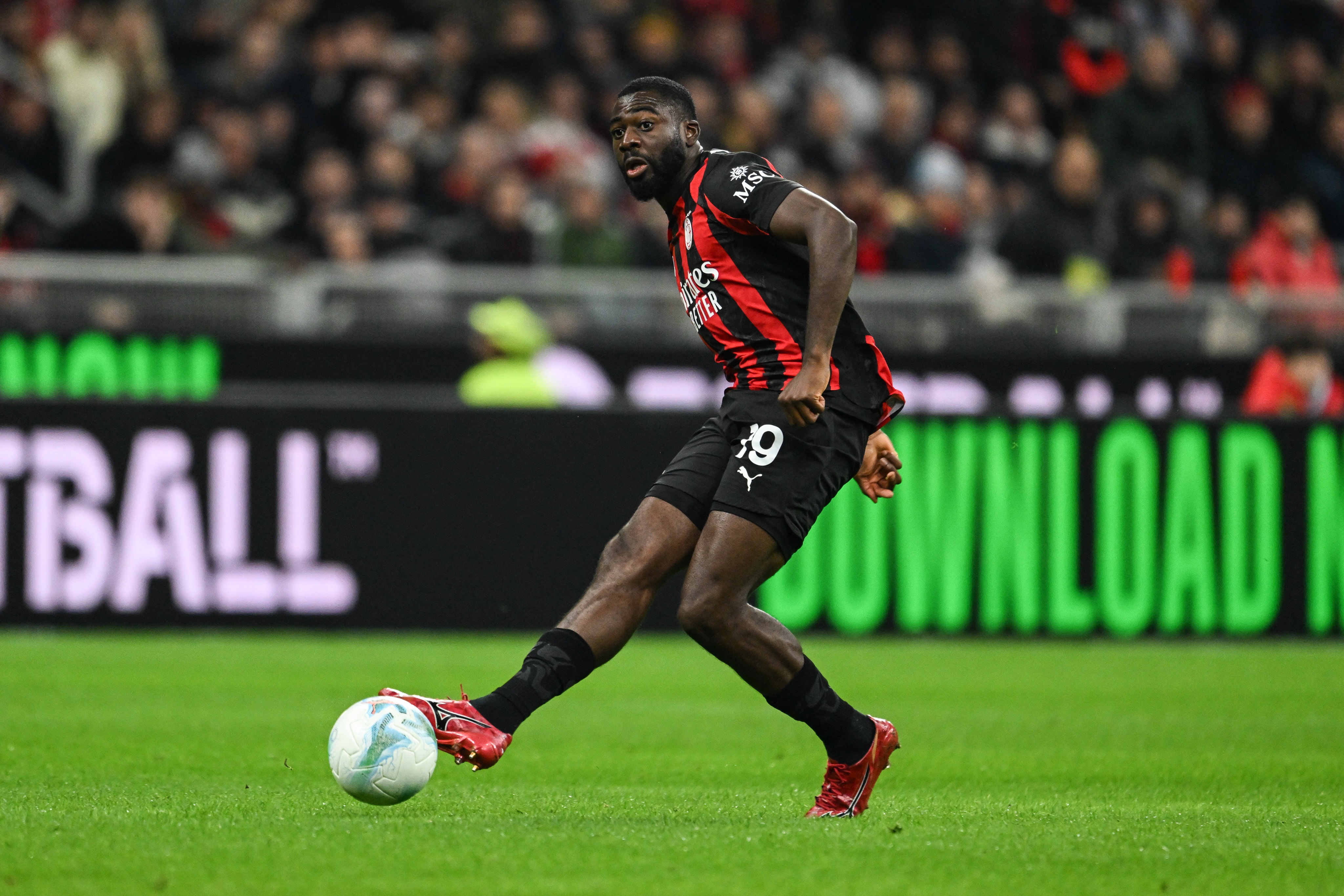 s15投注-和莱奥并列队内榜首！加盟米兰后，福法纳各项赛事共送出13次助攻