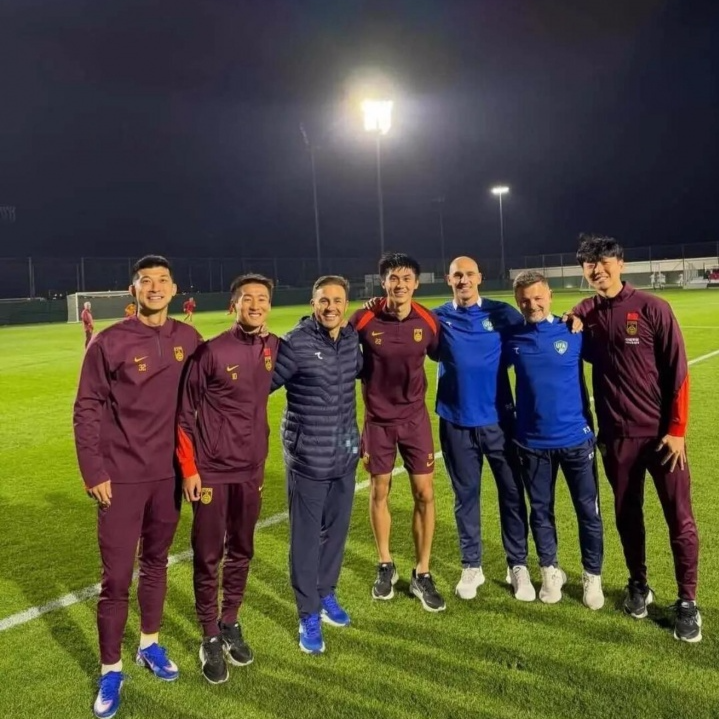 s15投注-泪目！恒大4国脚与卡纳瓦罗重逢+开心合影，韦世豪搂着恩师笑开花