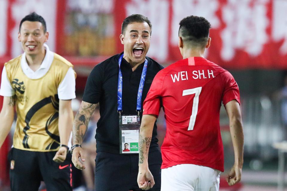 s15投注-泪目！恒大4国脚与卡纳瓦罗重逢+开心合影，韦世豪搂着恩师笑开花