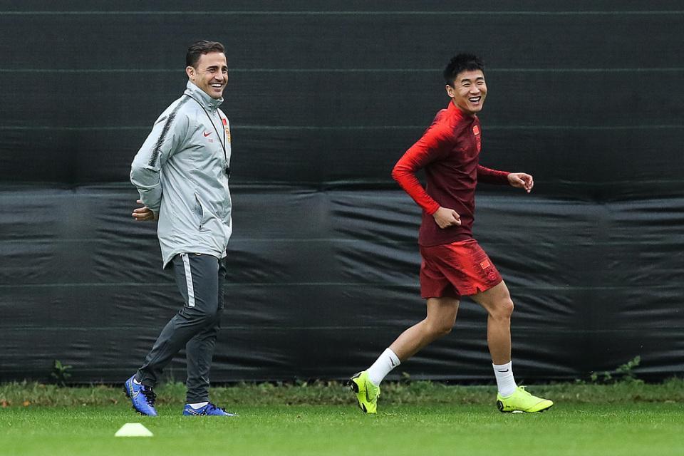 s15投注-泪目！恒大4国脚与卡纳瓦罗重逢+开心合影，韦世豪搂着恩师笑开花